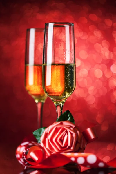 Champagne glazen op een mooie bokeh achtergrond. Valentijnsdag. Achtergrond met kopieerruimte. Selectieve focus. Verticaal. — Stockfoto