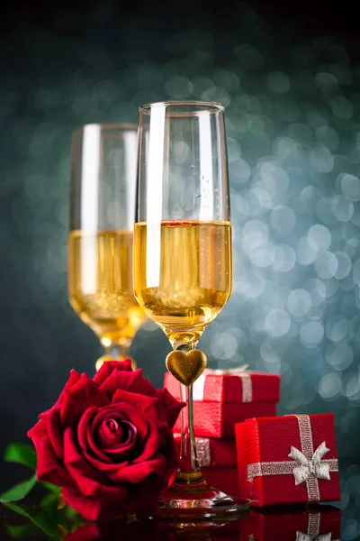 Champagne glazen op een mooie bokeh achtergrond. Valentijnsdag. Achtergrond met kopieerruimte. Selectieve focus. Verticaal. — Stockfoto