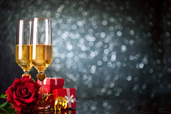 Champagnergläser auf schönem Bokeh-Hintergrund. Valentinstag. Hintergrund mit Kopierraum. Selektiver Fokus. horizontal. — Stockfoto