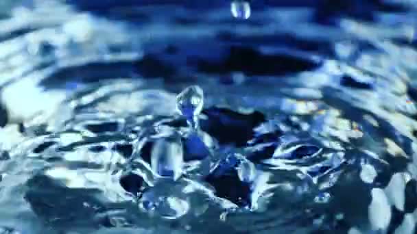 Kapky vody padají. Zpomalený pohyb — Stock video