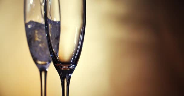 O champanhe é derramado nos copos. Movimento lento. 4K . — Vídeo de Stock