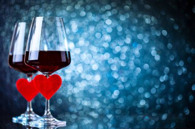 Güzel bir arka planda kırmızı şarap kadehleri. Kopya alanı olan bir arkaplan. Seçici odak.