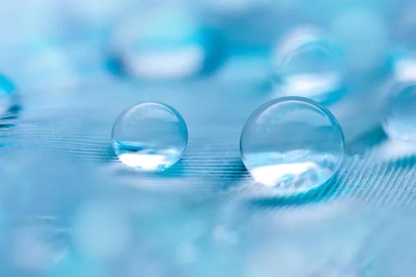 Lindas gotas de água transparentes ou água de chuva em fundo macio. Macrofotografia. Ambiente de trabalho. Foco seletivo. — Fotografia de Stock