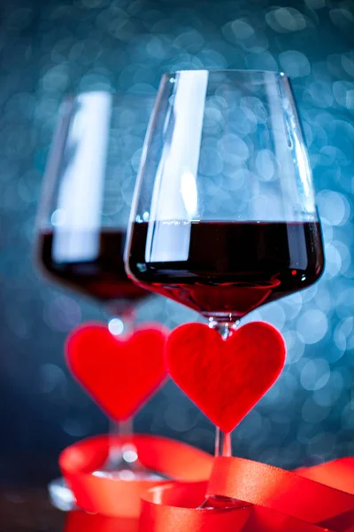 Bril rode wijn op een mooie bokeh achtergrond. Achtergrond met kopieerruimte. Selectieve focus. — Stockfoto