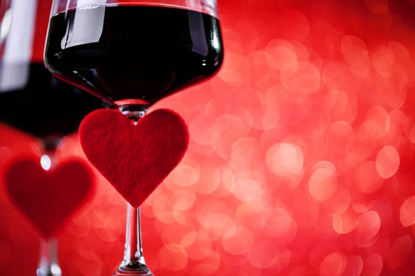 아름다운 보케 배경에 빨간 와인 한 잔. 배경 복사 공간. 선택적 초점. — 스톡 사진