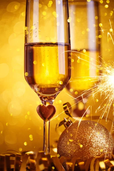 Champagne glasögon på en vacker bokeh bakgrund. Gott nytt år. Jul och nyår semester bakgrund, vintersäsong. — Stockfoto