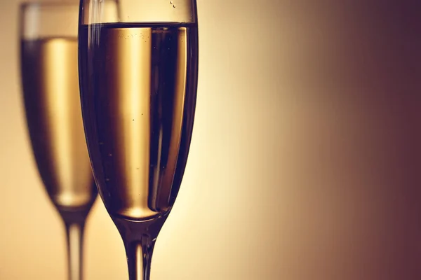 Два бокала шампанского на размытом фоне. Концепция празднования. Выборочный фокус. Фон с копировальным пространством . — стоковое фото