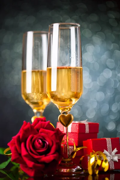 Champagne glazen op een mooie bokeh achtergrond. Valentijnsdag. Achtergrond met kopieerruimte. Selectieve focus. Verticaal. — Stockfoto