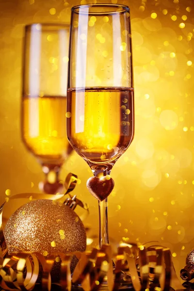 Champagne glasögon på en vacker bokeh bakgrund. Gott nytt år. Jul och nyår semester bakgrund, vintersäsong. — Stockfoto