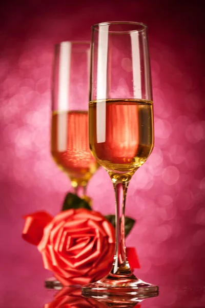 Champagne glazen op een mooie bokeh achtergrond. Valentijnsdag. Achtergrond met kopieerruimte. Selectieve focus. Verticaal. — Stockfoto