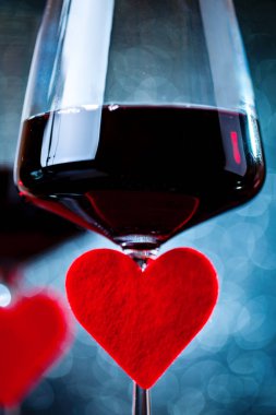 Güzel bir arka planda kırmızı şarap kadehleri. Kopya alanı olan bir arkaplan. Seçici odak.