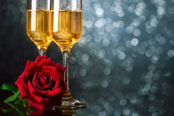 Champagne glazen op een mooie bokeh achtergrond. Valentijnsdag. Achtergrond met kopieerruimte. Selectieve focus. Horizontaal. — Stockfoto