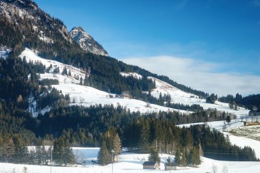 Güzel kar kaplı dağlar, Alplerdeki Avrupa 'nın güzel kış dağları. Kış manzarası.