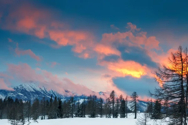 Bela vista montanhas cobertas de neve, belas montanhas de inverno europeias em Alpes. Paisagem inverno . — Fotografia de Stock