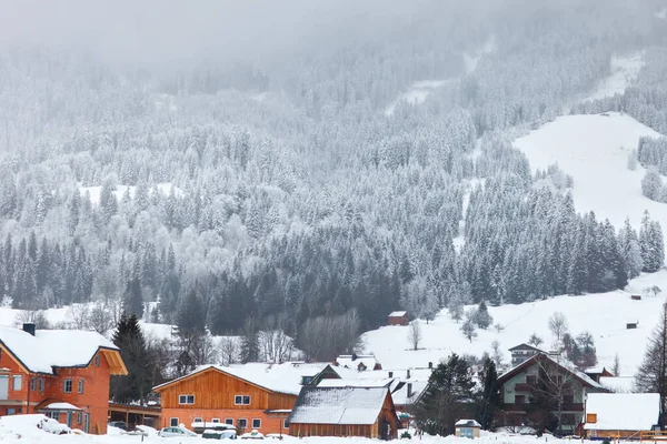 Gyönyörű kilátás hófödte hegyek, európai gyönyörű téli hegyek Alpokban. Téli táj. — Stock Fotó