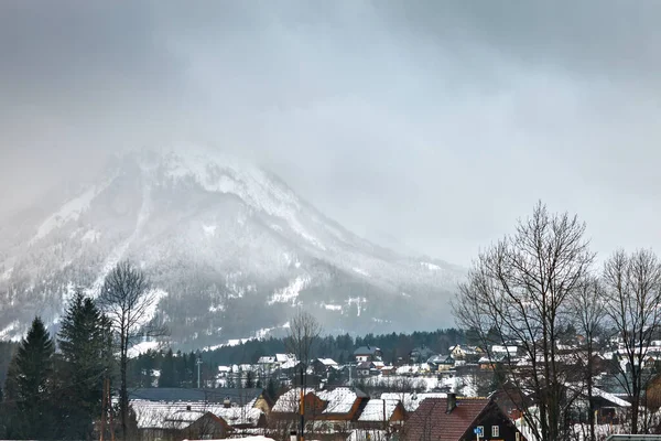 Belle vue sur les montagnes enneigées, les belles montagnes d'hiver européennes dans les Alpes. Paysage hivernal . — Photo