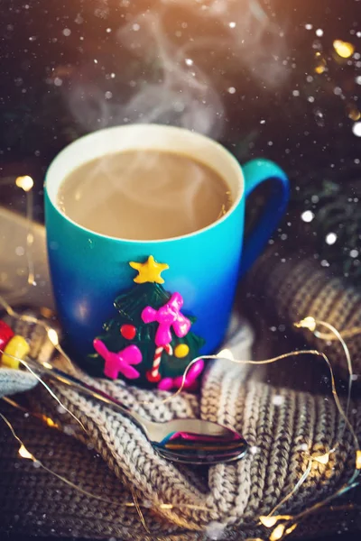 En kopp varm kakao i en julmugg på bakgrunden av julkransar. God jul och gott nytt år. Selektiv inriktning. — Stockfoto