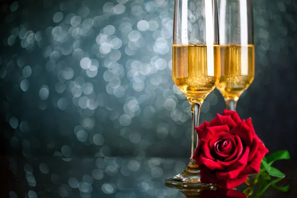 Champagne glazen op een mooie bokeh achtergrond. Valentijnsdag. Achtergrond met kopieerruimte. Selectieve focus. Horizontaal. — Stockfoto