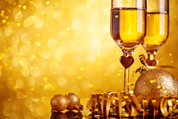 Champagne glasögon på en vacker bokeh bakgrund. Gott nytt år. Jul och nyår semester bakgrund, vintersäsong. Bakgrund med kopieringsutrymme. — Stockfoto