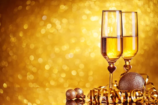 香槟酒杯在美丽的bokeh背景。 新年快乐。 圣诞节和新年假期背景,冬季. 带有复制空间的背景. — 图库照片