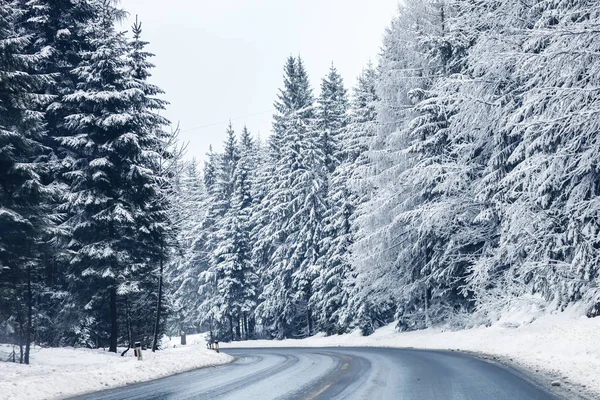 美しい景色の雪、アルプスのヨーロッパの美しい冬の山の山のキャップ。冬景色. — ストック写真