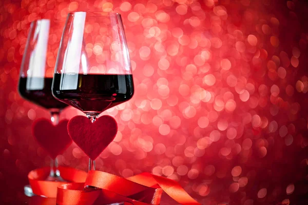 Copos de vinho tinto em um belo fundo bokeh. Antecedentes com espaço de cópia. Foco seletivo . — Fotografia de Stock