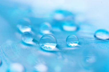 Güzel şeffaf su damlaları ya da yumuşak zeminde yağmur suyu. Makrofotoğrafçılık. Masaüstü arkaplanı. Seçici odak.