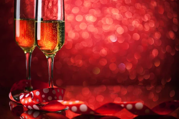 Bicchieri di champagne su un bellissimo sfondo bokeh. San Valentino. Sfondo con spazio di copia. Concentrazione selettiva. Orizzonte . — Foto Stock