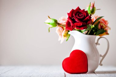 Çiçekli ve yürekli tebrik kartı. Kopya alanı olan bir arkaplan. Seçici odak.