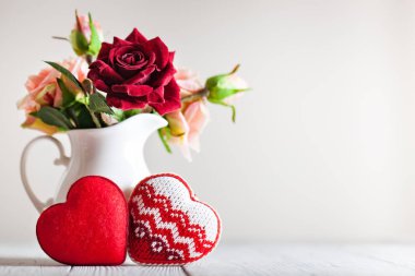 Çiçekli ve yürekli tebrik kartı. Kopya alanı olan bir arkaplan. Seçici odak.