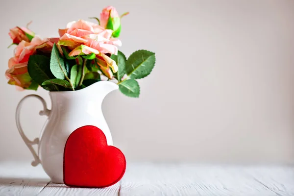 Tarjeta de felicitación con flores y corazón. Fondo con espacio de copia. Enfoque selectivo . — Foto de Stock