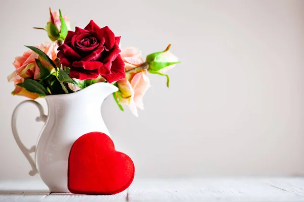 Tarjeta de felicitación con flores y corazón. Fondo con espacio de copia. Enfoque selectivo . — Foto de Stock