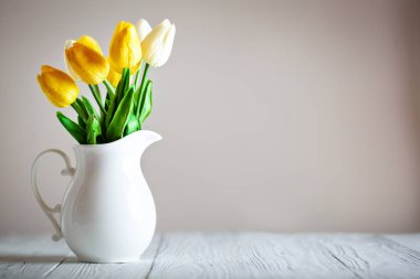 Çiçekli ve yürekli tebrik kartı. Kopya alanı olan bir arkaplan. Seçici odak.