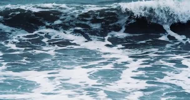 El tiempo ventoso grandes olas de mar tormentosas. A cámara lenta. Ondas oceánicas durante una tormenta. Poderoso huracán tropical marino. Calentamiento Global. Mal tiempo. Ciclón huracán Wind.Slow Motion . — Vídeo de stock