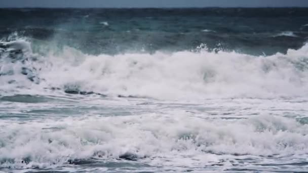 El tiempo ventoso grandes olas de mar tormentosas. A cámara lenta. Ondas oceánicas durante una tormenta. Poderoso huracán tropical marino. Calentamiento Global. Moción lenta . — Vídeos de Stock