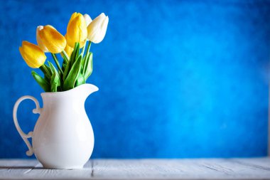 Çiçekli ve yürekli tebrik kartı. Kopya alanı olan bir arkaplan. Seçici odaklanma. Üst görünüm.