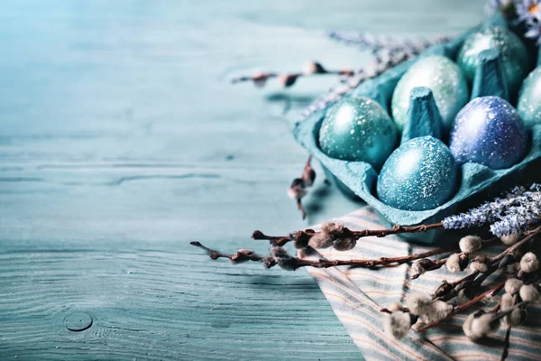 Boldog Húsvétot! Gratuláló húsvét háttér. Húsvéti tojás és virágok. Háttér másolási hellyel. Szelektív fókusz. Felülnézet. — Stock Fotó