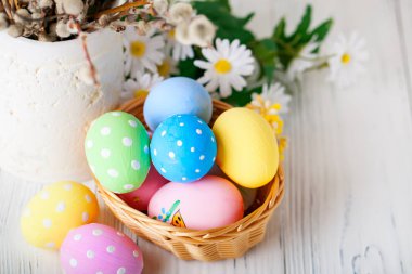 Mutlu paskalyalar. Kutlama Paskalya arka plan. Paskalya yumurtaları ve çiçekler. Arka plan kopya alanı ile. Seçici odak.