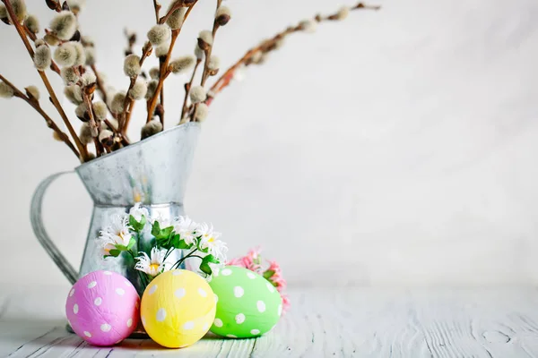 Veselé velikonoce. Gratulací velikonoční pozadí. Velikonoční vajíčka a květiny. Pozadí s kopie prostoru. Selektivní fokus. — Stock fotografie
