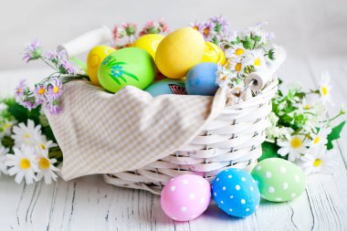 Mutlu paskalyalar. Kutlama Paskalya arka plan. Paskalya yumurtaları ve çiçekler. Arka plan kopya alanı ile. Seçici odak.