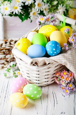 Mutlu paskalyalar. Kutlama Paskalya arka plan. Paskalya yumurtaları ve çiçekler. Arka plan kopya alanı ile. Seçici odak.