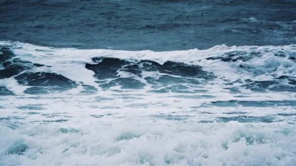El tiempo ventoso grandes olas de mar tormentosas. A cámara lenta. Ondas oceánicas durante una tormenta. — Vídeos de Stock