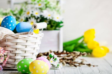 Mutlu paskalyalar. Kutlama Paskalya arka plan. Paskalya yumurtaları ve çiçekler. Arka plan kopya alanı ile. Seçici odak.