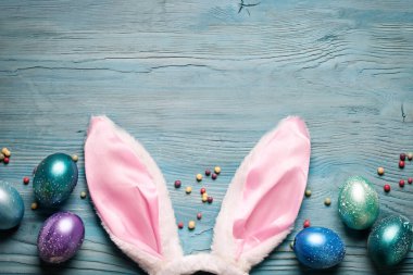 Mutlu Paskalyalar. Paskalya arkaplanını tebrik ederim. Paskalya yumurtaları ve çiçekler. Kopya alanı olan bir arkaplan. Seçici odaklanma. Üst görünüm.