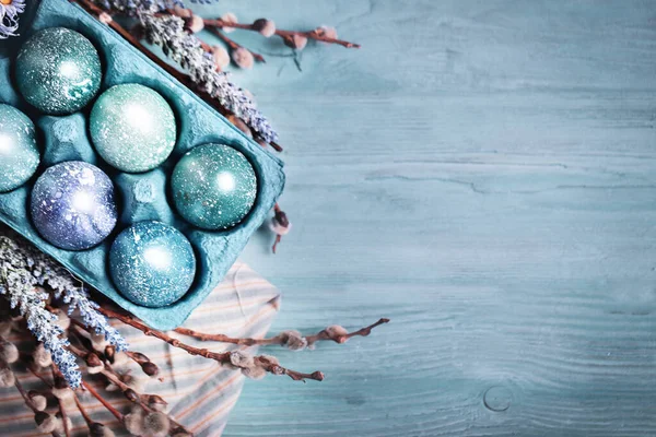 Boldog Húsvétot! Gratuláló húsvét háttér. Húsvéti tojás és virágok. Háttér másolási hellyel. Szelektív fókusz. Felülnézet. — Stock Fotó