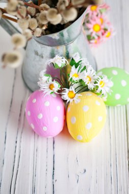 Mutlu paskalyalar. Kutlama Paskalya arka plan. Paskalya yumurtaları ve çiçekler. Arka plan kopya alanı ile. Seçici odak.