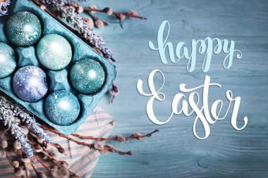 Mutlu paskalyalar. Kutlama Paskalya arka plan. Paskalya yumurtaları ve çiçekler. Seçici odak. Üstten Görünüm.