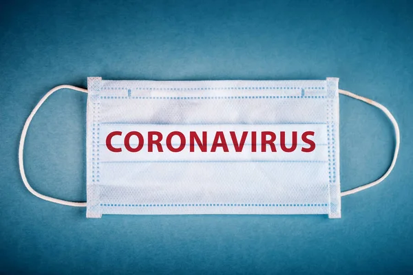 医疗面罩放在桌上。验尸官大流行病。验尸官会感染流感，危险的流感。Coronavirus 2019-nCoV 。Corona病毒爆发了Covid19. — 图库照片