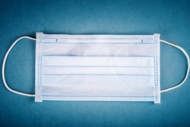 Coronavirüs salgını. Masada tıbbi maske var. Kopya alanı olan bir arkaplan. Yatay.