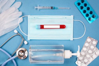 Tıbbi maskeler, tıbbi eldivenler, dezenfektanlar ve eldivenler masada. Coronavirus, Covid-19 solunum cihazıyla koruma. Sağlık hizmetleri kavramını kabul et. Tıbbi steril ekipman.